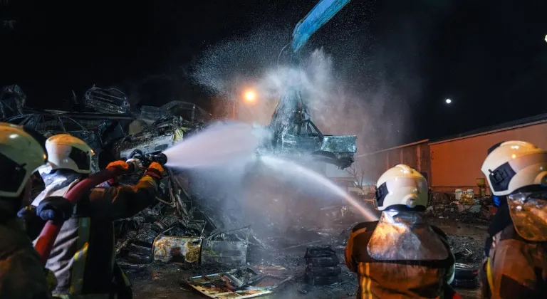 Ankara'da yanan hurda araçlardan geriye demir yığınları kaldı