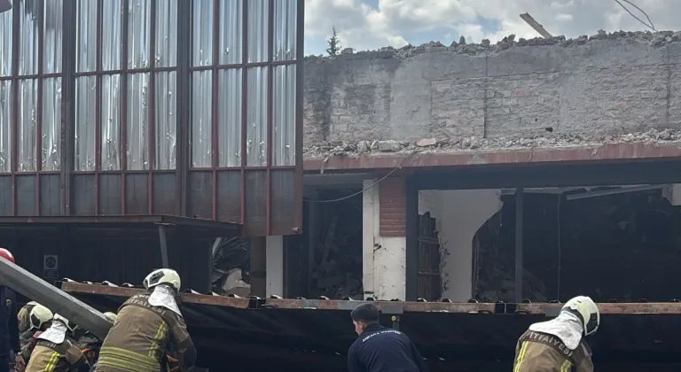 Ankara'da yıkım çalışması yapılan dört katlı binanın platformu çöktü