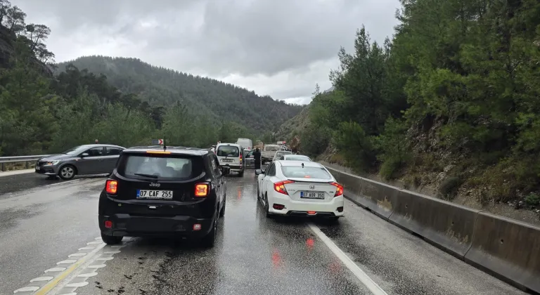 Antalya-Isparta yolunda heyelan meydana geldi