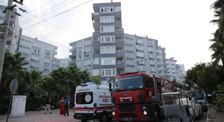 Antalya'da apartman dairesinde çıkan yangında 5 kişi dumandan etkilendi