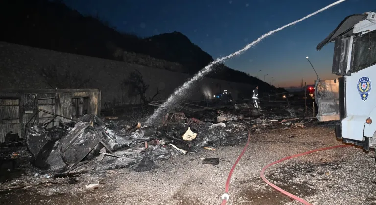 Antalya'da balıkçı barınağına sıçrayan yangında 20'den fazla tekne zarar gördü