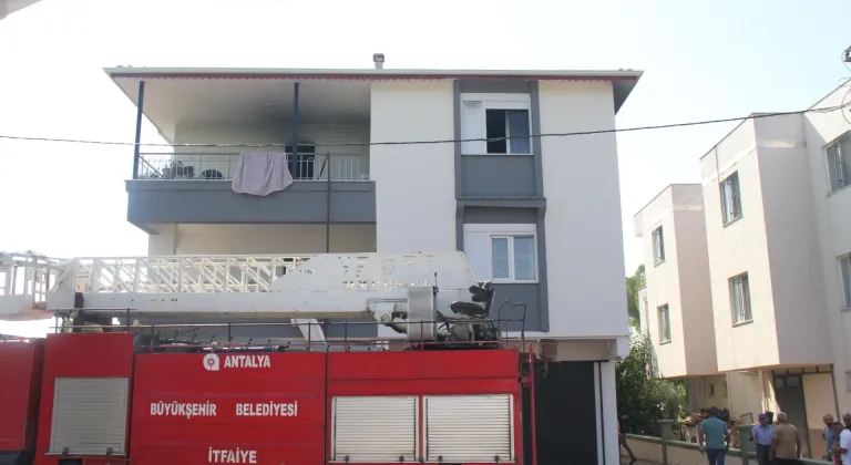 Antalya'da bir evde çıkan yangın hasara neden oldu