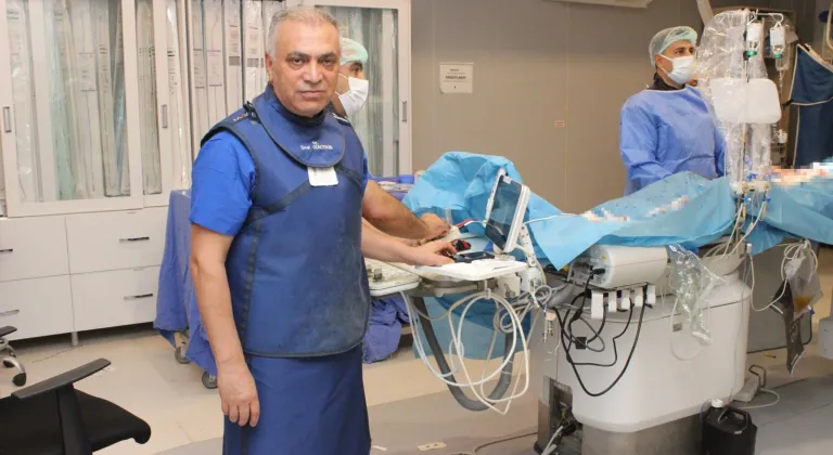 Antalya'da böbrek yetmezliği olan hastanın tıkalı damarları "karbondioksit anjiyografisi" ile açıldı
