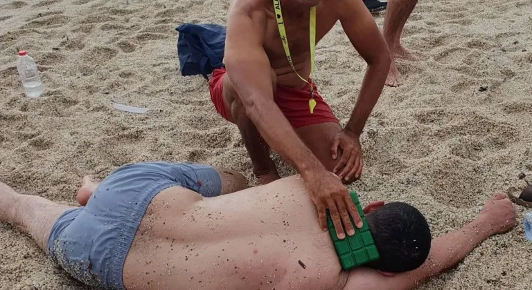 Antalya'da denizde boğulma tehlikesi geçiren kişiyi cankurtaran kurtardı