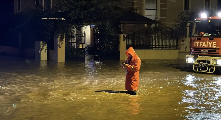Antalya'da etkili olan fırtına ve hortum bazı ev, sera ve araçlara zarar verdi