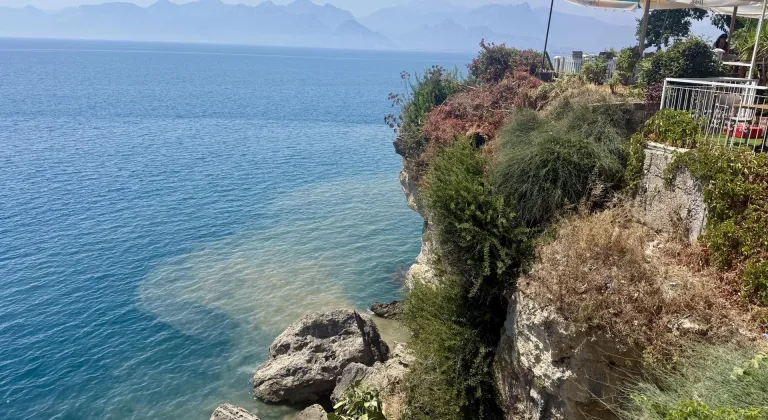 Antalya'da Falez Parkı'nda denize atık su sızıntısı
