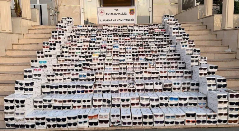 Antalya'da gümrük kaçağı 20 bin gözlük ele geçirildi
