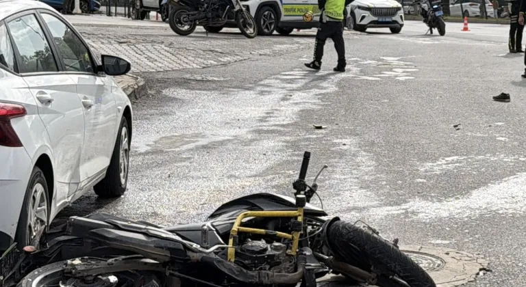 Antalya'da hafif ticari araçla çarpışan motosikletin sürücüsü öldü