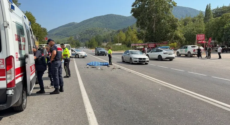 Antalya'da hafif ticari araçla minibüs çarpıştı, 2 kişi öldü, 4 kişi yaralandı