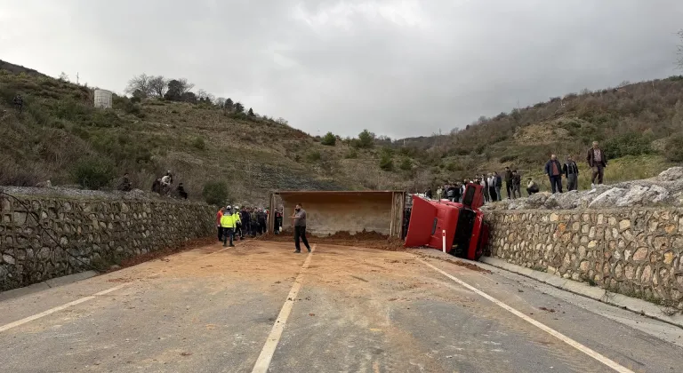 Antalya'da iki otomobil ile tırın çarpıştığı kazada 1 kişi öldü, 3 kişi yaralandı