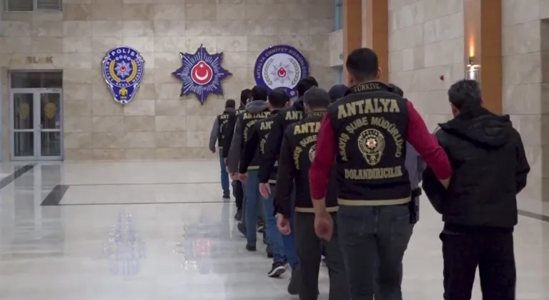 Antalya'da kendilerini polis ve savcı olarak tanıtıp dolandırıcılık yapan 12 zanlı tutuklandı