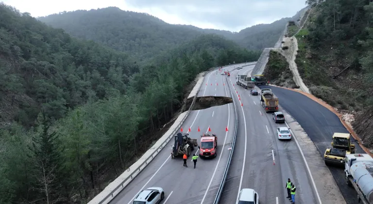 Antalya'da Kumluca-Kemer kara yolu göçük ve heyelan nedeniyle kısmen ulaşıma kapatıldı