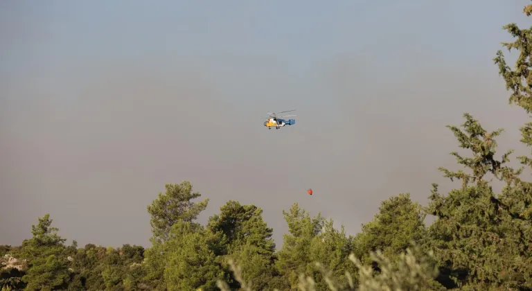 Antalya'da ormanlık alandaki yangına müdahale sürüyor