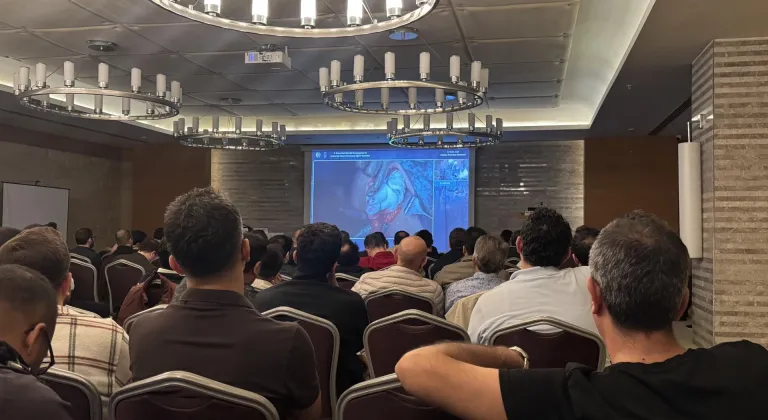 Antalya'da ortopedi uzmanları 3 ameliyatı canlı yayında gerçekleştirdi