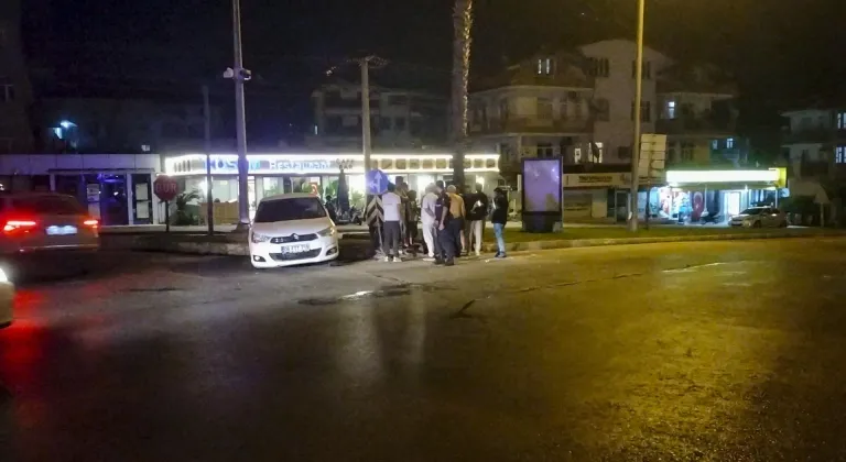 Antalya'da otobüs ile otomobil çarpıştı, 5 kişi yaralandı