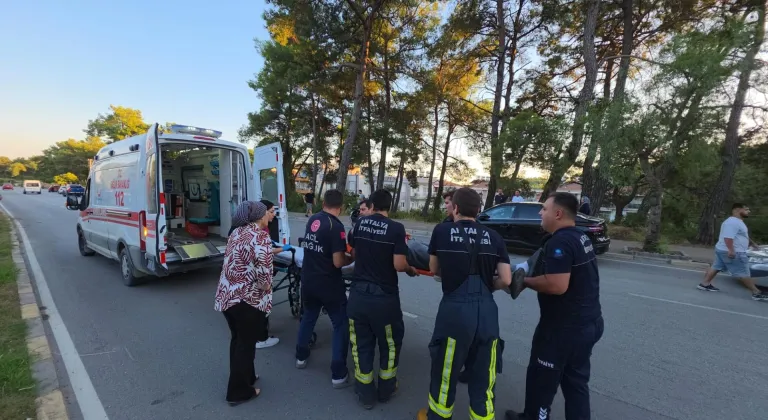 Antalya'da otomobil ile hafif ticari aracın çarpıştığı kazada 5 kişi yaralandı