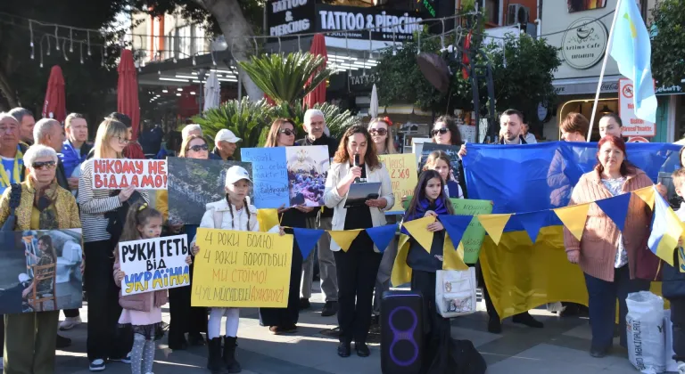 Antalya’da Rusya-Ukrayna Savaşı’nın 4. yılı dolayısıyla basın açıklaması yapıldı