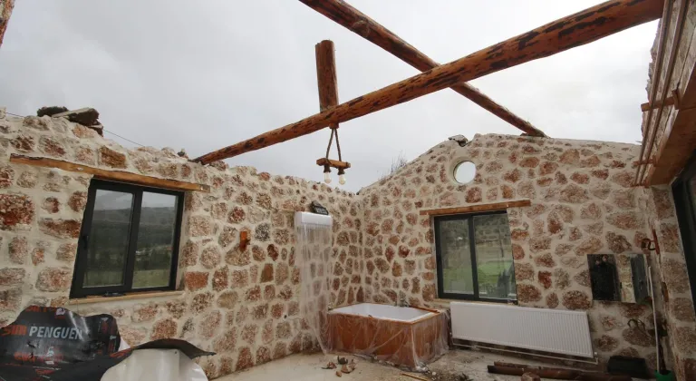 Antalya'da sağanak ve fırtınanın etkili olduğu Kaş ile Manavgat ilçelerinde hasar tespiti yapılıyor