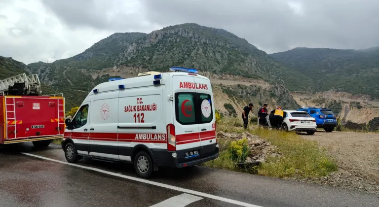 Antalya'da şarampole devrilen otomobildeki 4 kişi yaralandı