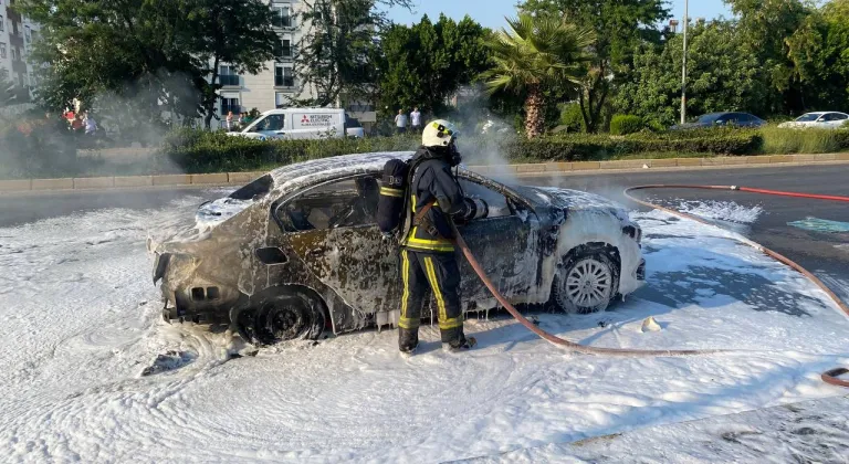 Antalya'da seyir halindeki otomobilde çıkan yangında 4 kişi yaralandı