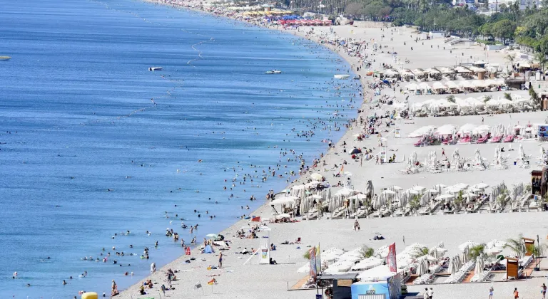 Antalya'da sıcak hava nedeniyle sahillerde yoğunluk yaşandı