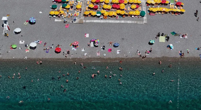 Antalya'da sıcaktan bunalanlar sahilleri doldurdu