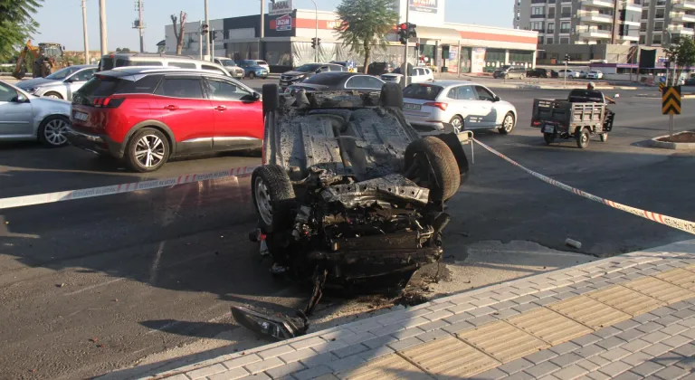 Antalya'da takla atan otomobildeki 2 kişi yaralandı