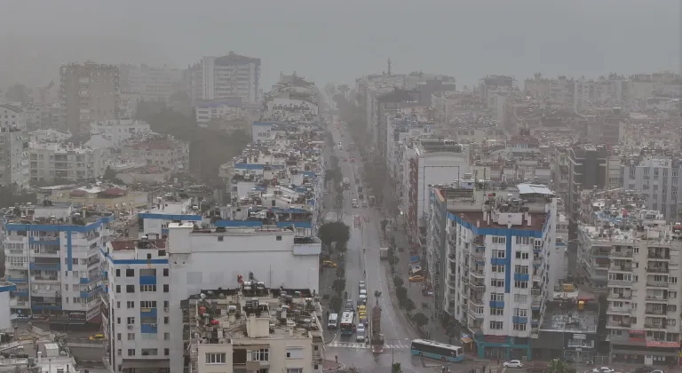 Antalya'da toz taşınımı görüş mesafesini düşürdü