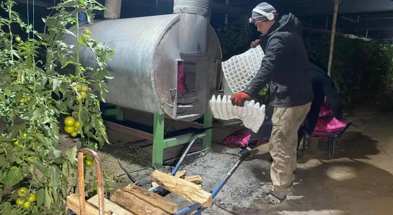 Antalya'da üreticiler seralarda zirai don nöbeti tutuyor