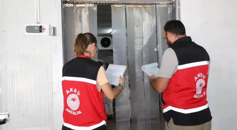 Antalya'da uygunsuz koşullarda 1 ton gıda ürünü ele geçirildi