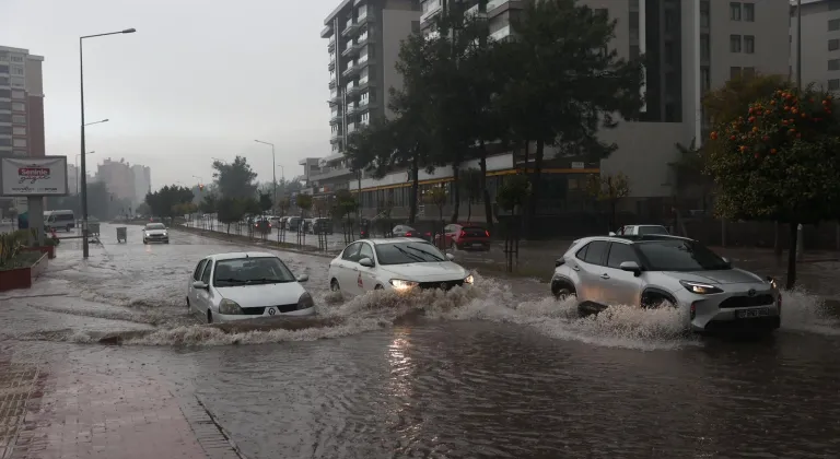 Antalya'da yağış hayatı olumsuz etkiliyor