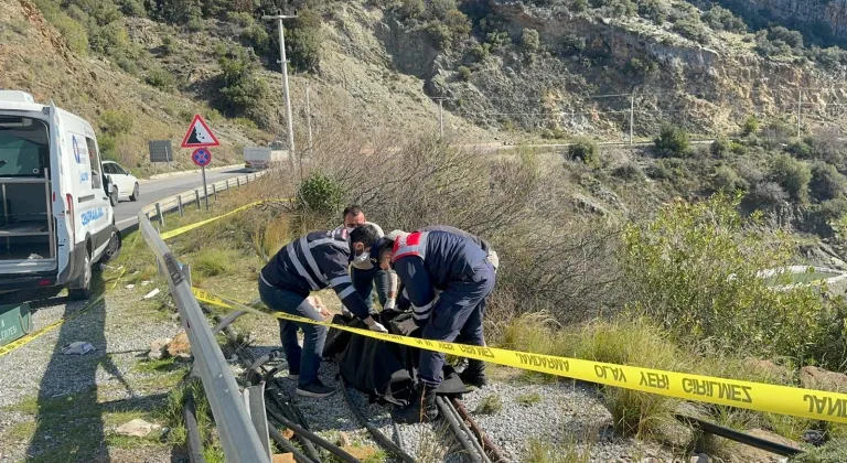 Antalya'da yol kenarında kadın cesedi bulundu