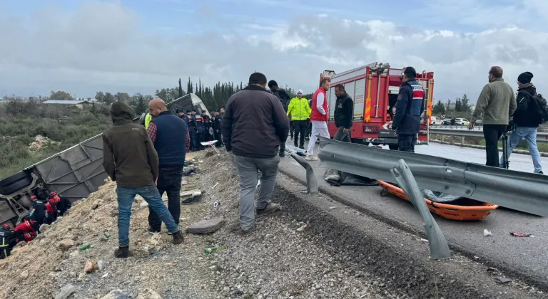 Antalya'da yolcu otobüsü şarampole devrildi