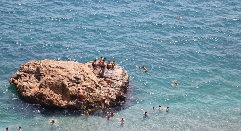 Antalya'da yüksek nem ve sıcak hava bunalttı