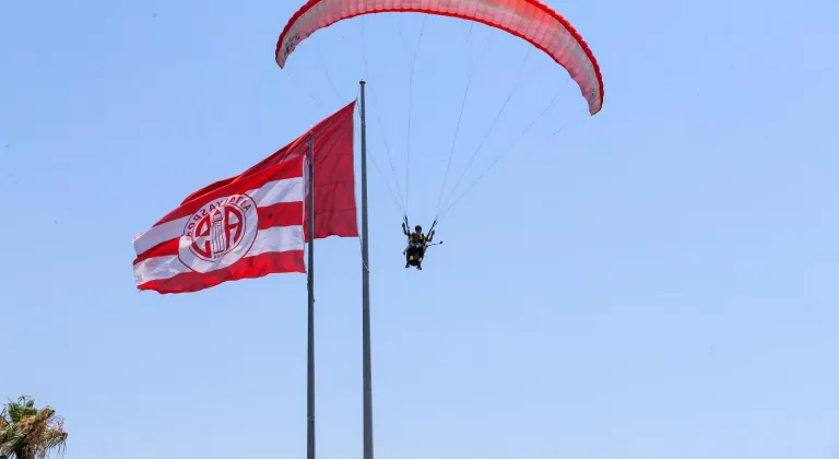 Antalya'da yüksek nem ve sıcaktan bunalanlar sahilleri doldurdu