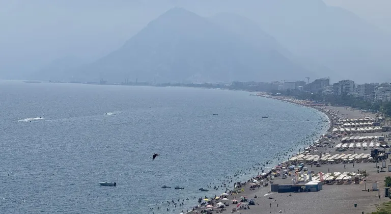 Antalya'da yüksek nem ve sıcaktan bunalanlar sahilleri doldurdu