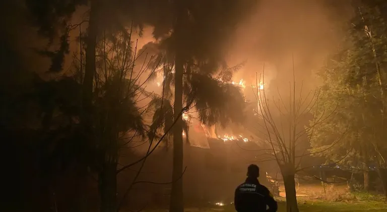 Antalya'da zincir markette çıkan yangın hasara yol açtı