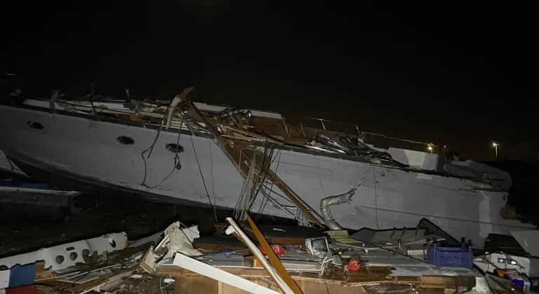 Antalya'nın Aksu ilçesinde çıkan hortumda bir kişi yaralandı