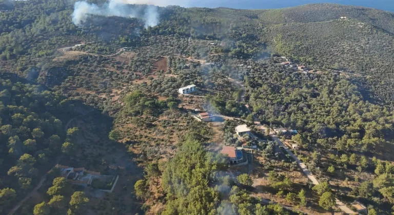 Antalya'nın Kaş ilçesinde çıkan orman yangınına müdahale ediliyor