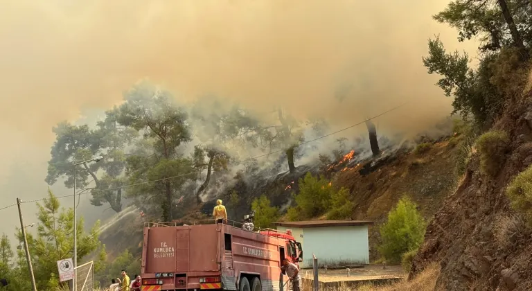 Antalya'nın Kumluca ilçesindeki orman yangınına müdahale ediliyor