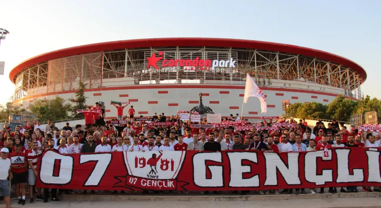 Antalyaspor'un yeni yönetimi taraftarla yürüyüş gerçekleştirdi