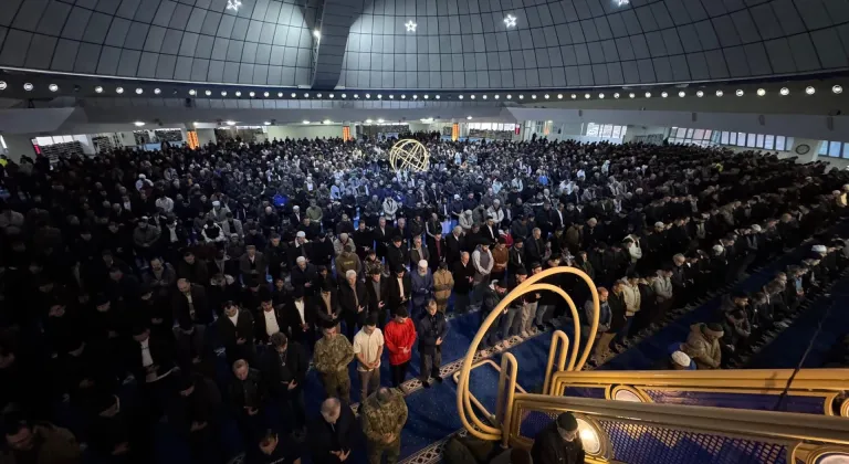 Ardahan, Erzincan ve Tunceli'de Ramazan Bayramı'nda camiler doldu