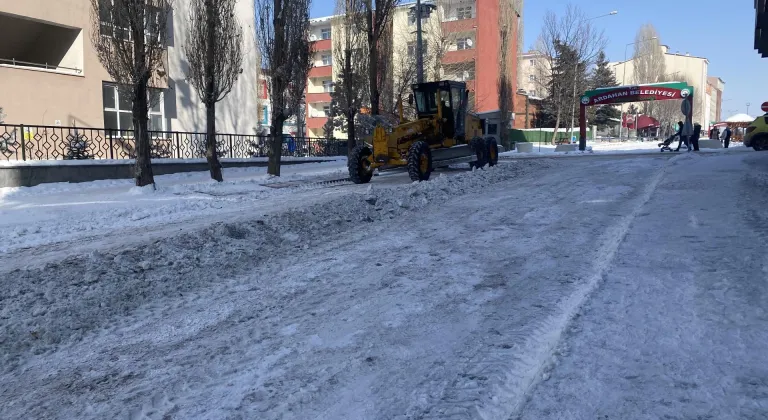 Ardahan'da cadde ve sokaklar kardan temizleniyor