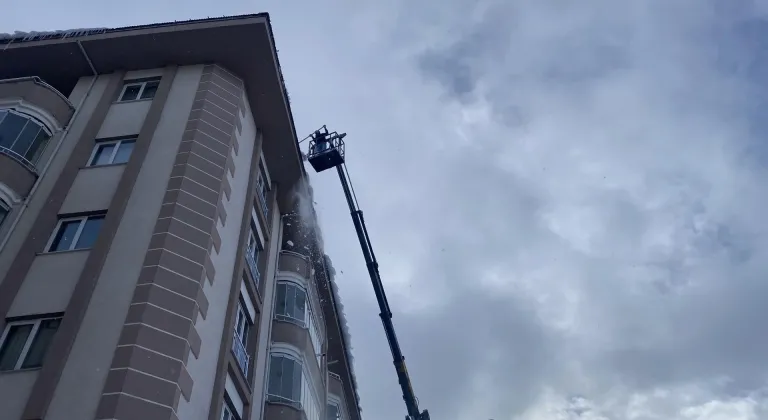 Ardahan'da çatılarda tehlike oluşturan buz sarkıtları temizleniyor