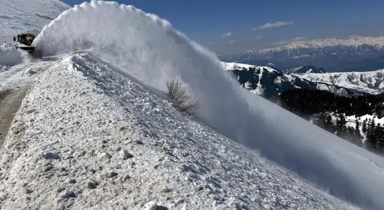 Ardahan'da ekiplerin karla mücadele çalışması sürüyor