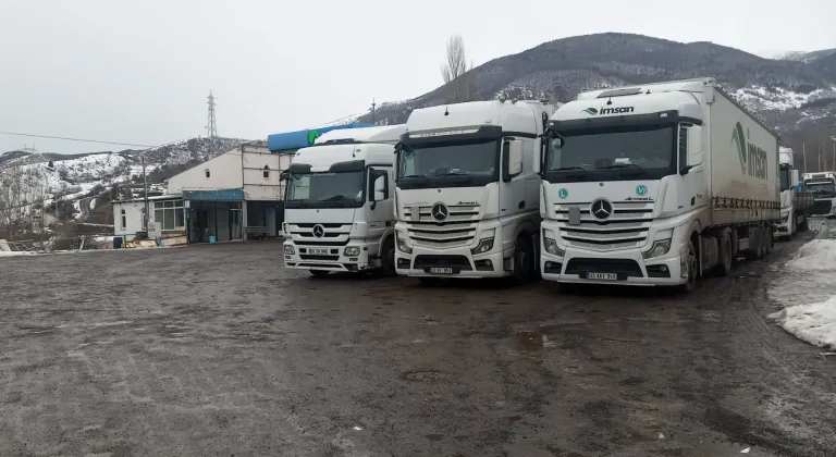 Ardahan'da Türkgözü-Posof-Damal kara yolu tırlara kapatıldı