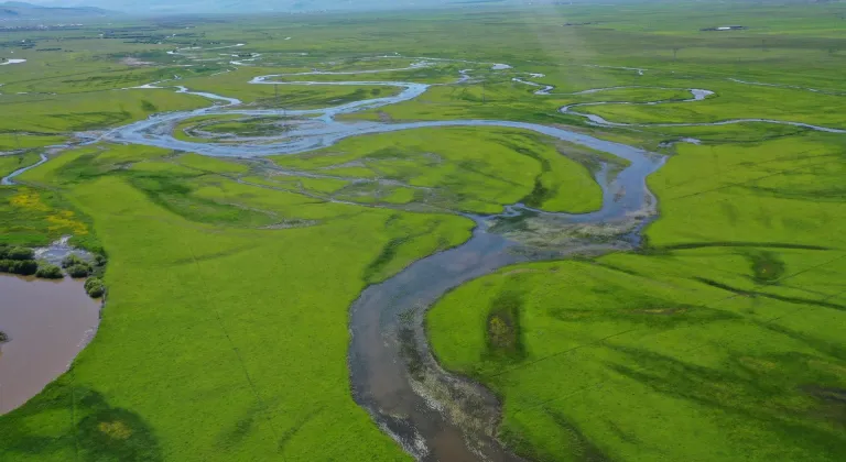 Ardahan'da yeşile bürünen Kura Nehri'nin menderesleri FPV dronla görüntülendi