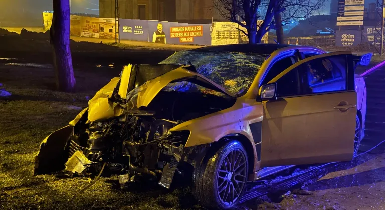 Arnavutköy'de otomobilin elektrik direğine çarpması sonucu 5 kişi yaralandı