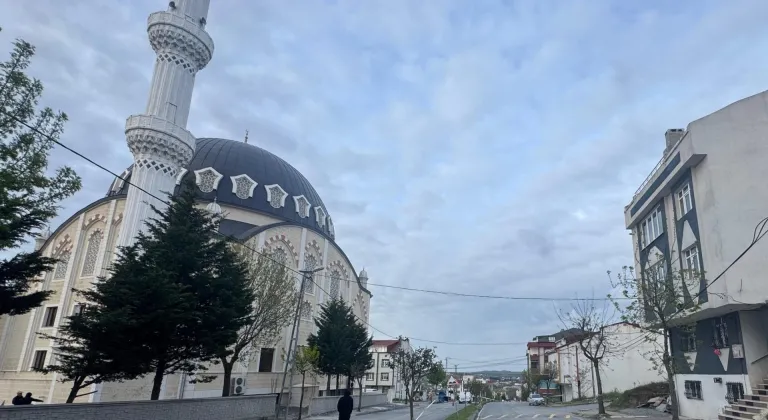 Arnavutköy'de rüzgar nedeniyle minaresi sallanan caminin yakınındaki 2 bina boşaltıldı