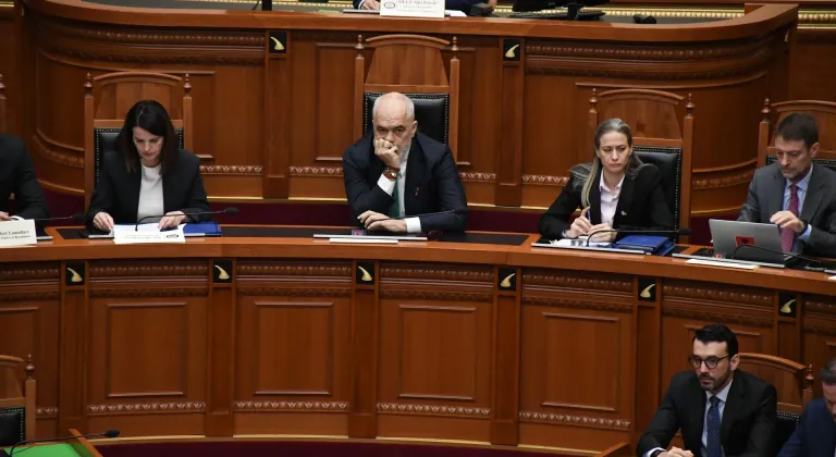 Arnavutluk Meclisinde eski Başbakan Yardımcısı'nın dokunulmazlığının kaldırılmaması protesto edildi